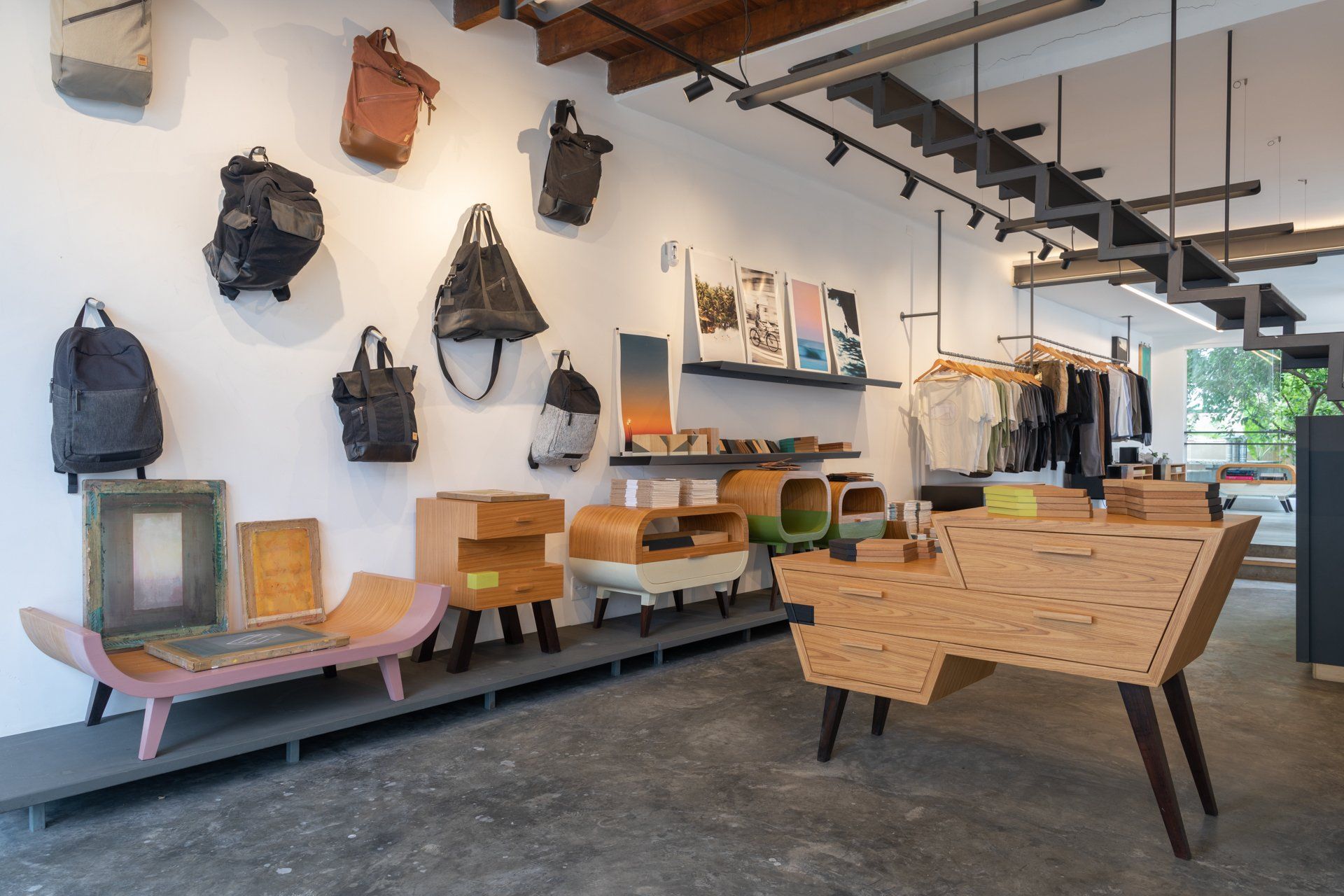 Um quarto com muitos móveis e bolsas na parede