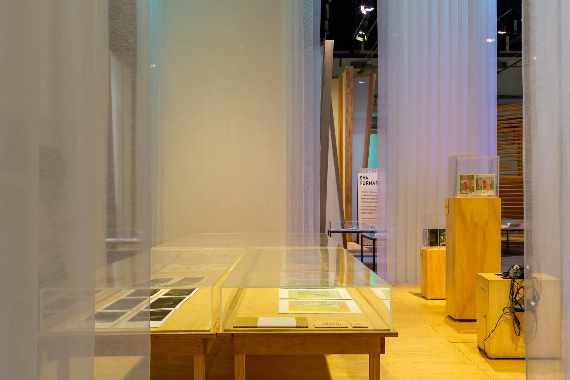 Uma sala com uma mesa e uma vitrine.