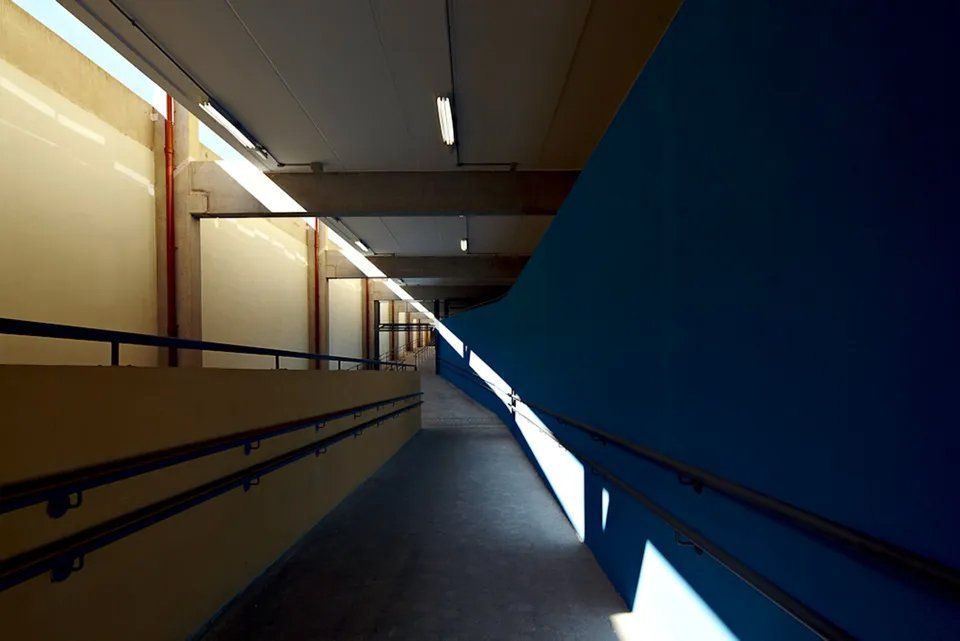 Um corredor com uma parede azul e uma parede amarela