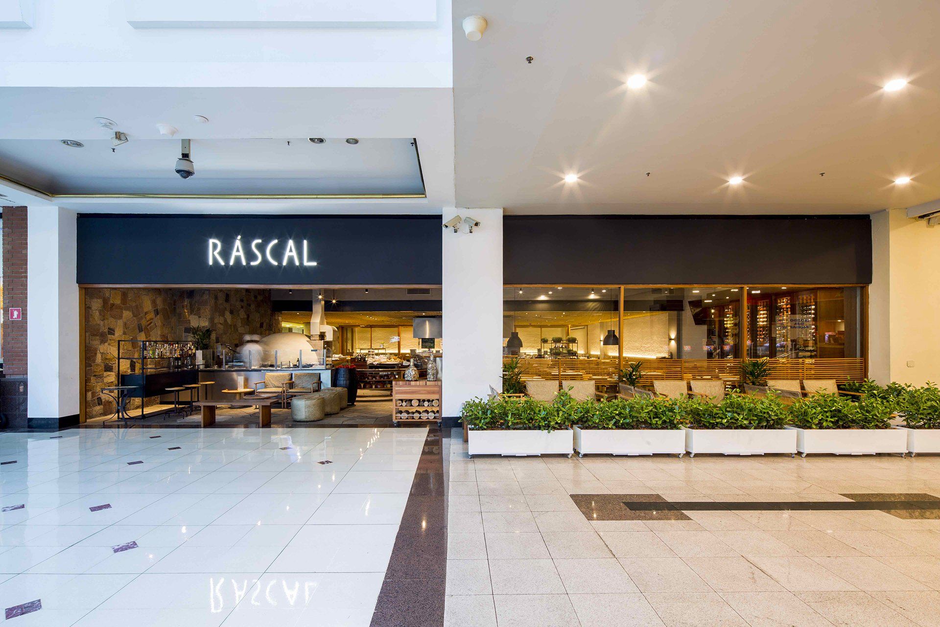 Um restaurante chamado malandro está localizado em um shopping.
