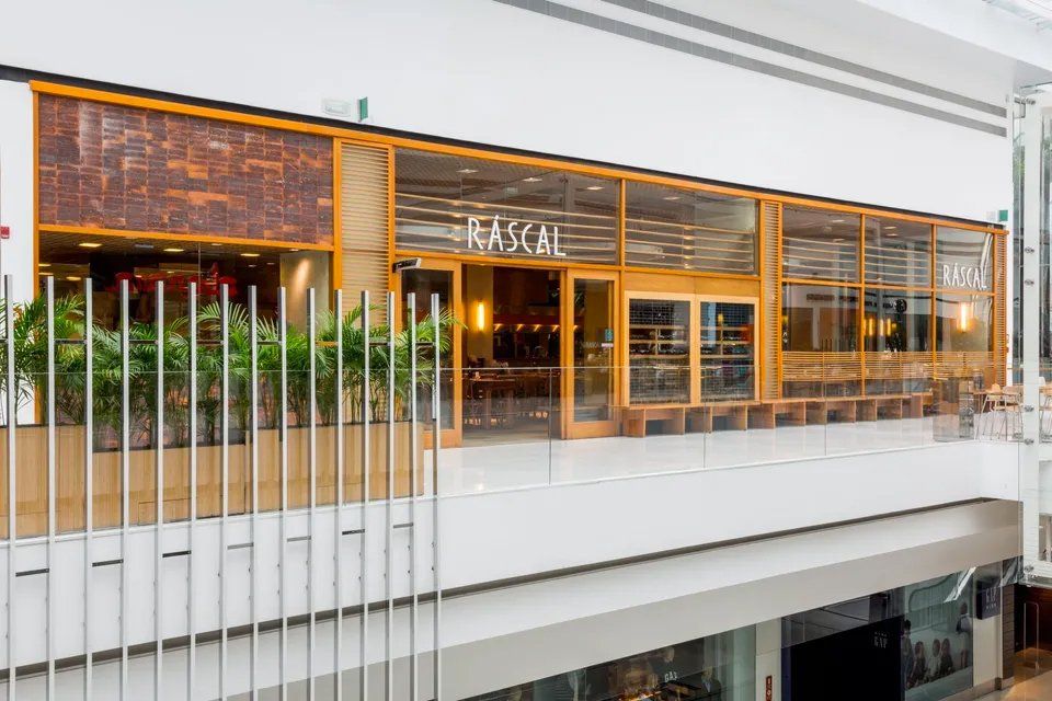 Um restaurante chamado malandro está localizado em um shopping.