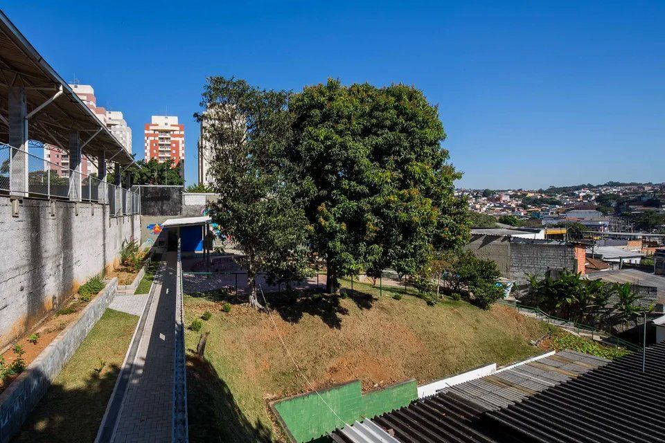 Uma vista aérea de um parque com árvores e edifícios ao fundo.
