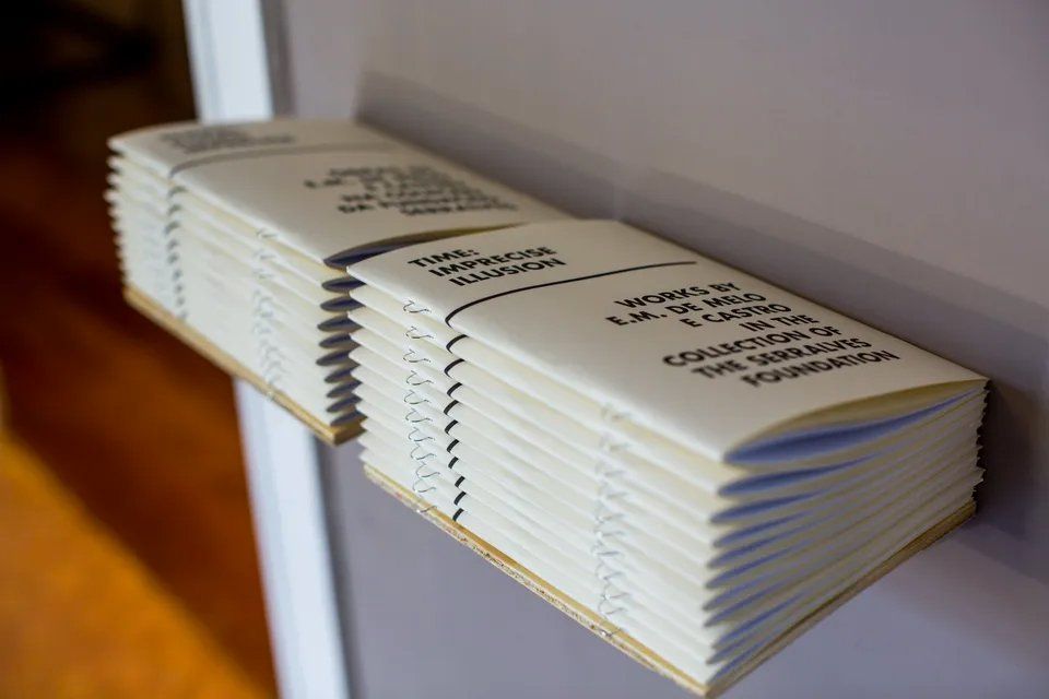 Uma pilha de livros uns em cima dos outros em uma prateleira