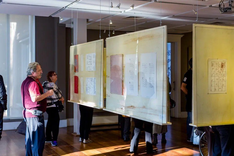 Um grupo de pessoas está olhando uma exposição em um museu.