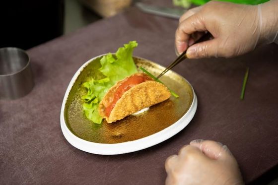 un ristorante con tavoli e sedie interno  Impero Sushi