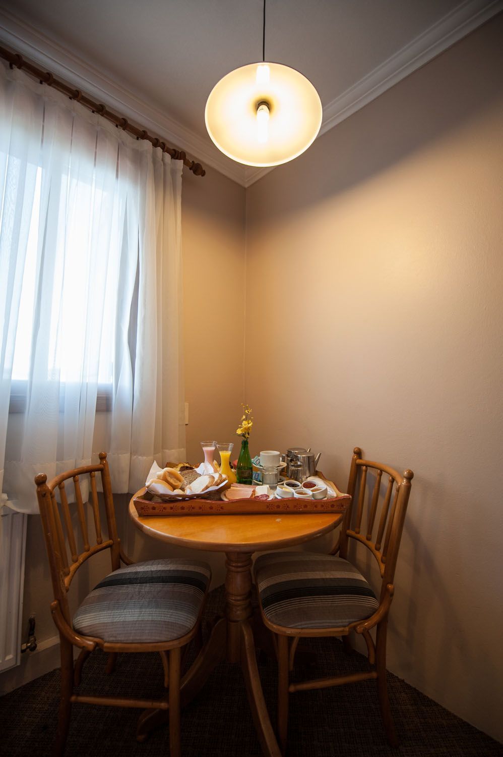 há uma mesa e cadeiras no canto da sala.