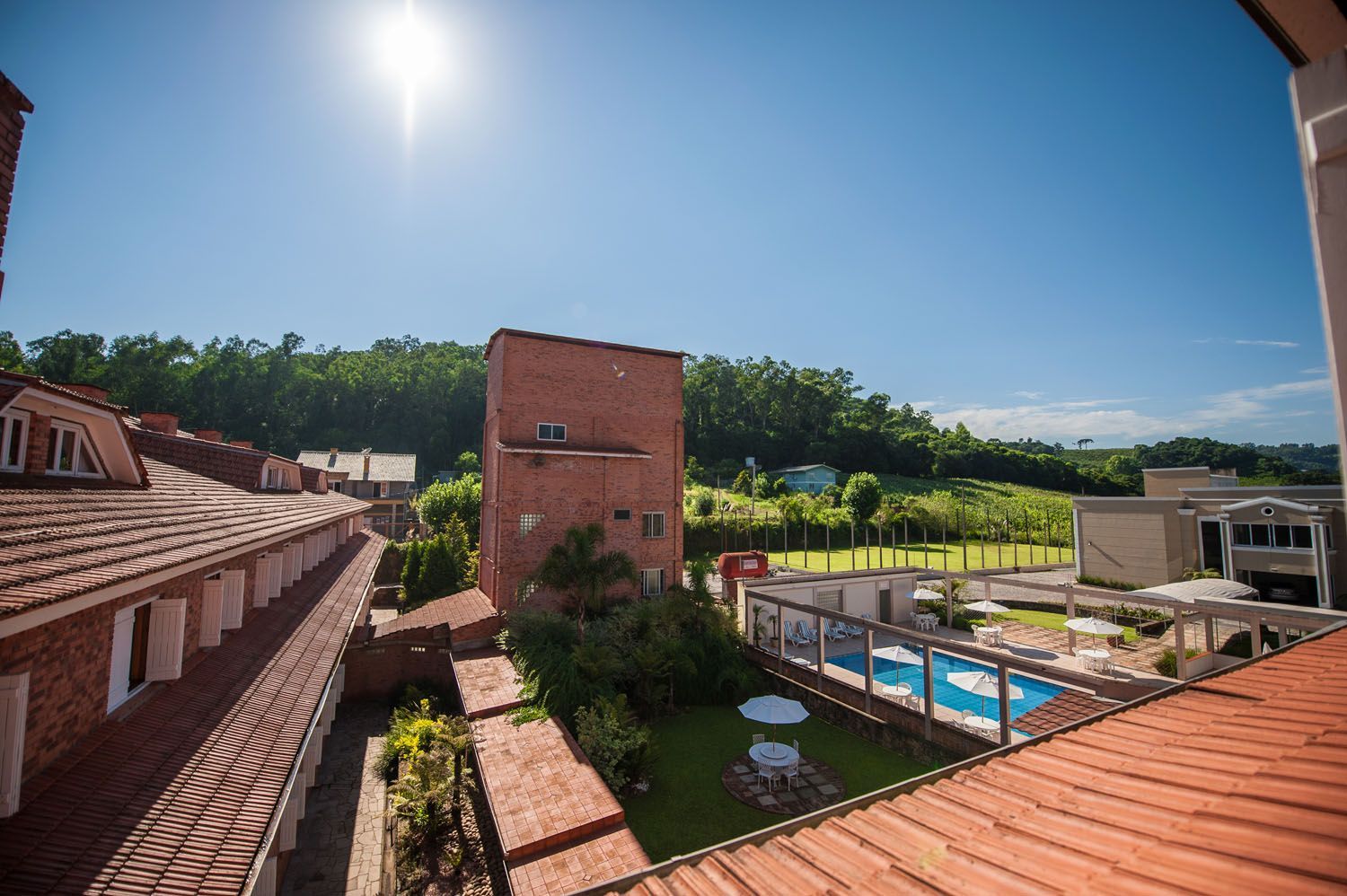 uma vista de uma piscina do telhado de um edifício