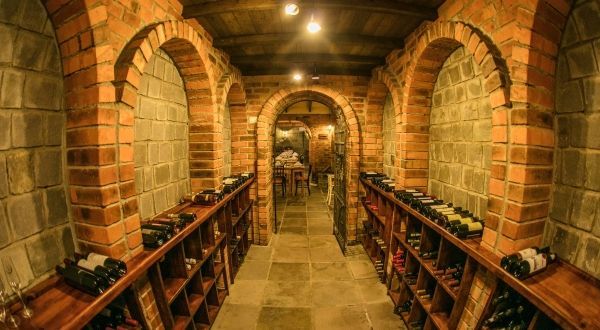 uma adega repleta de garrafas de vinho.