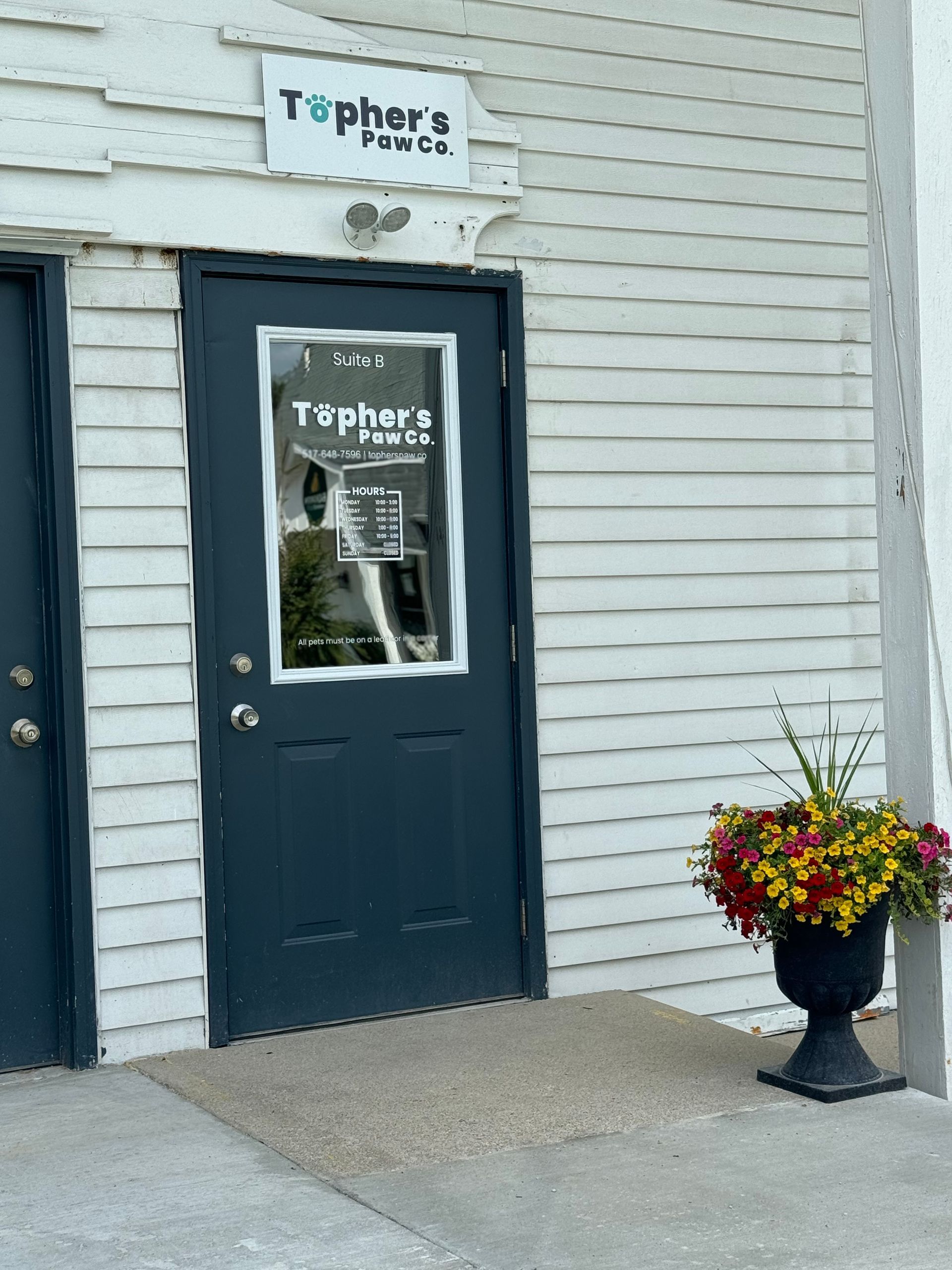 A store front with a sign that says tapher 's flowers