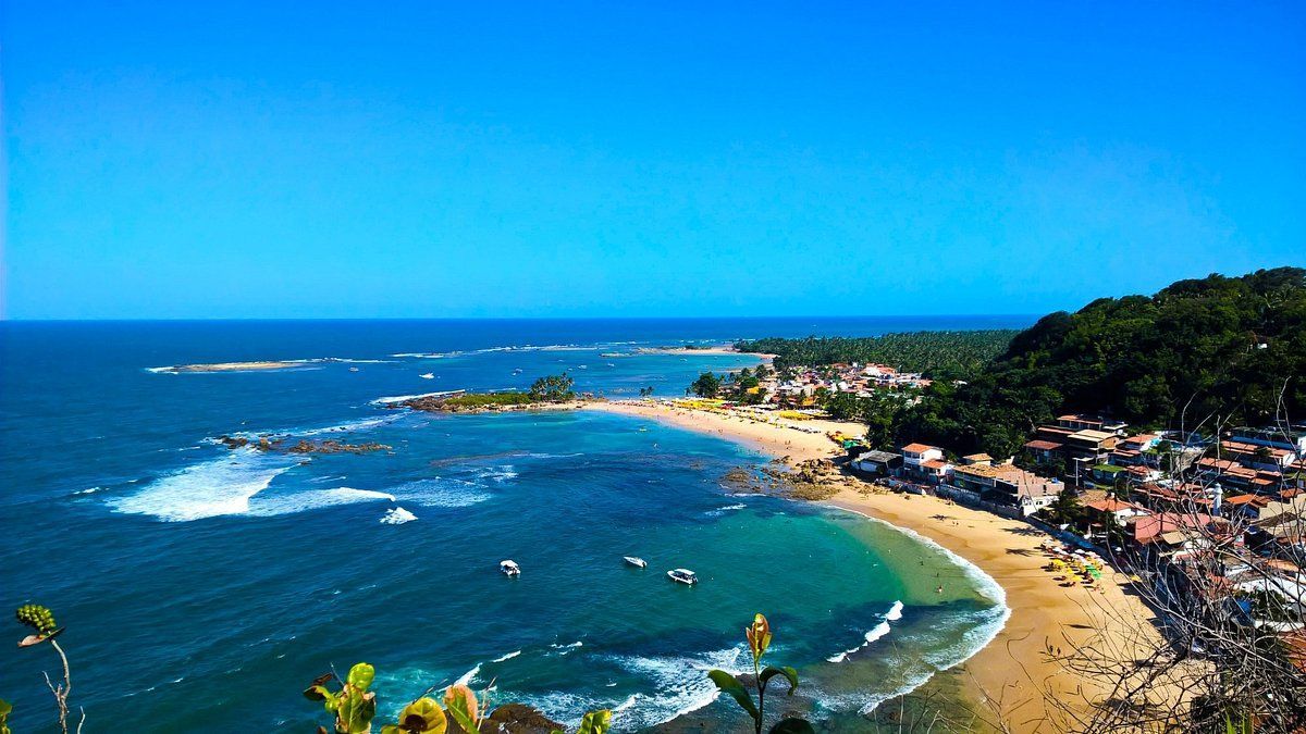 Uma vista de uma praia de um penhasco com vista para o oceano. - Pousada Pasargada