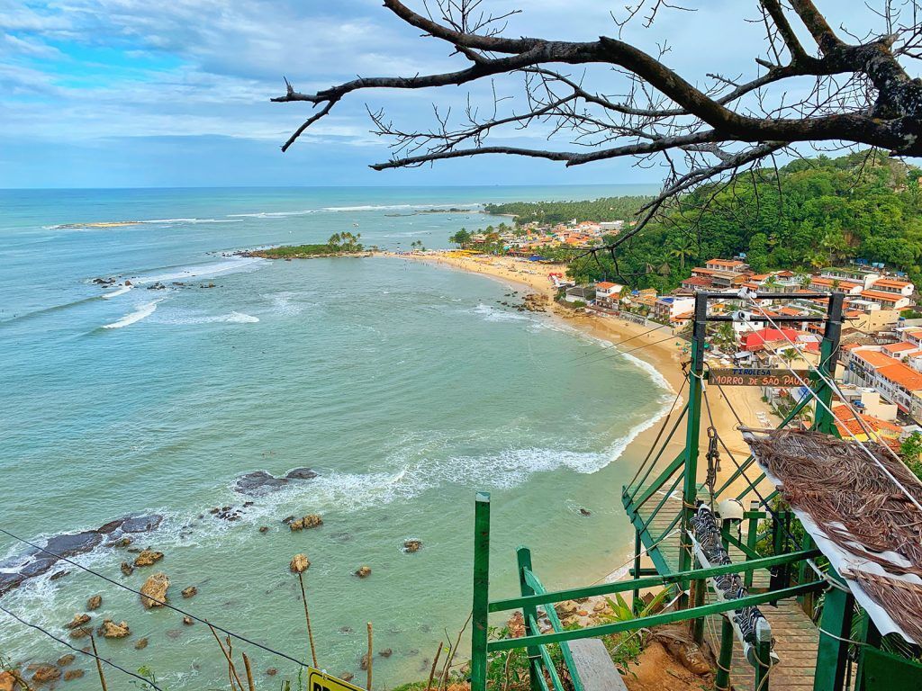 Uma vista de uma praia de um penhasco com vista para o oceano. - Pousada Pasargada