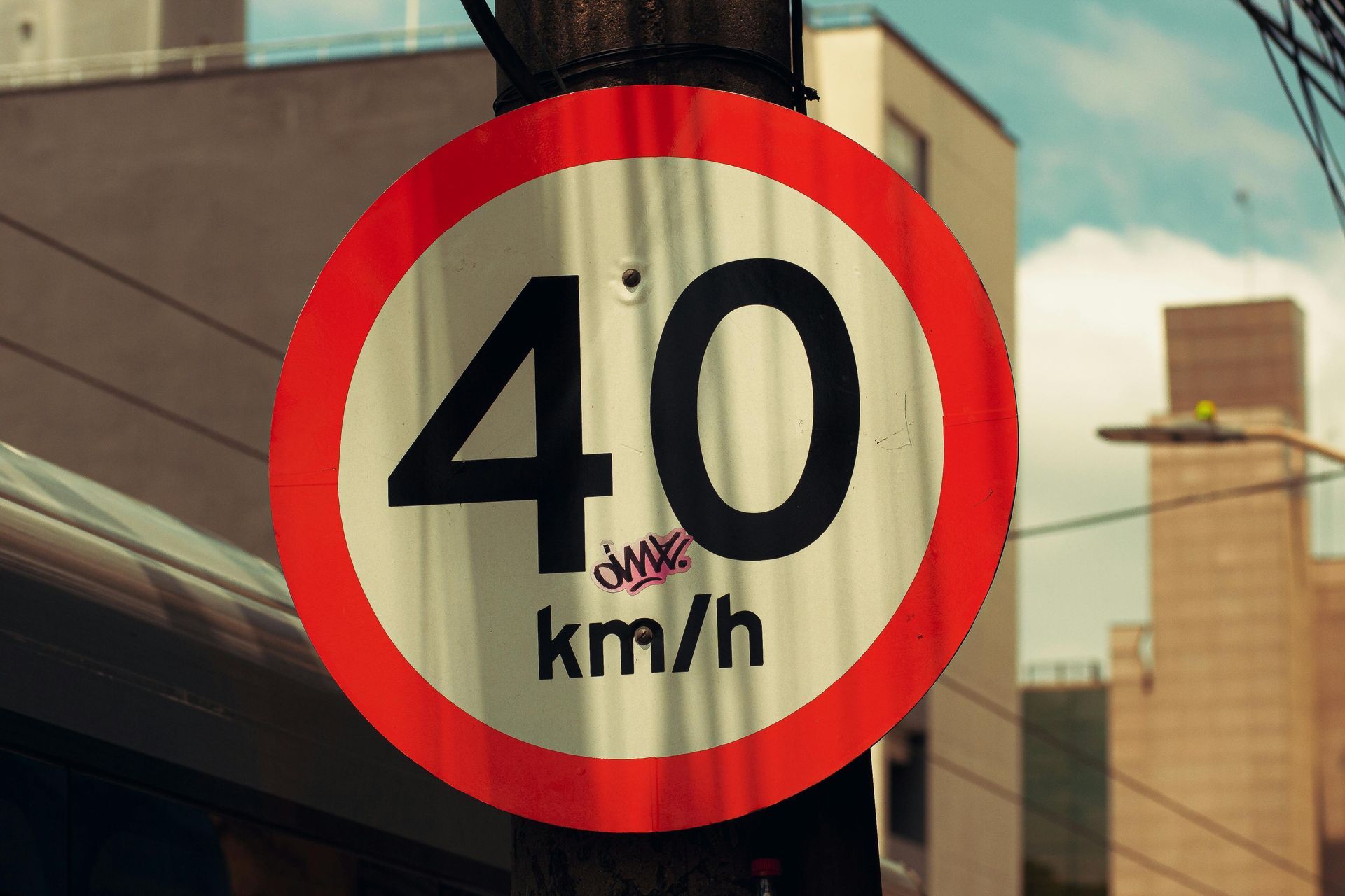 Speed limit sign: white circle with black