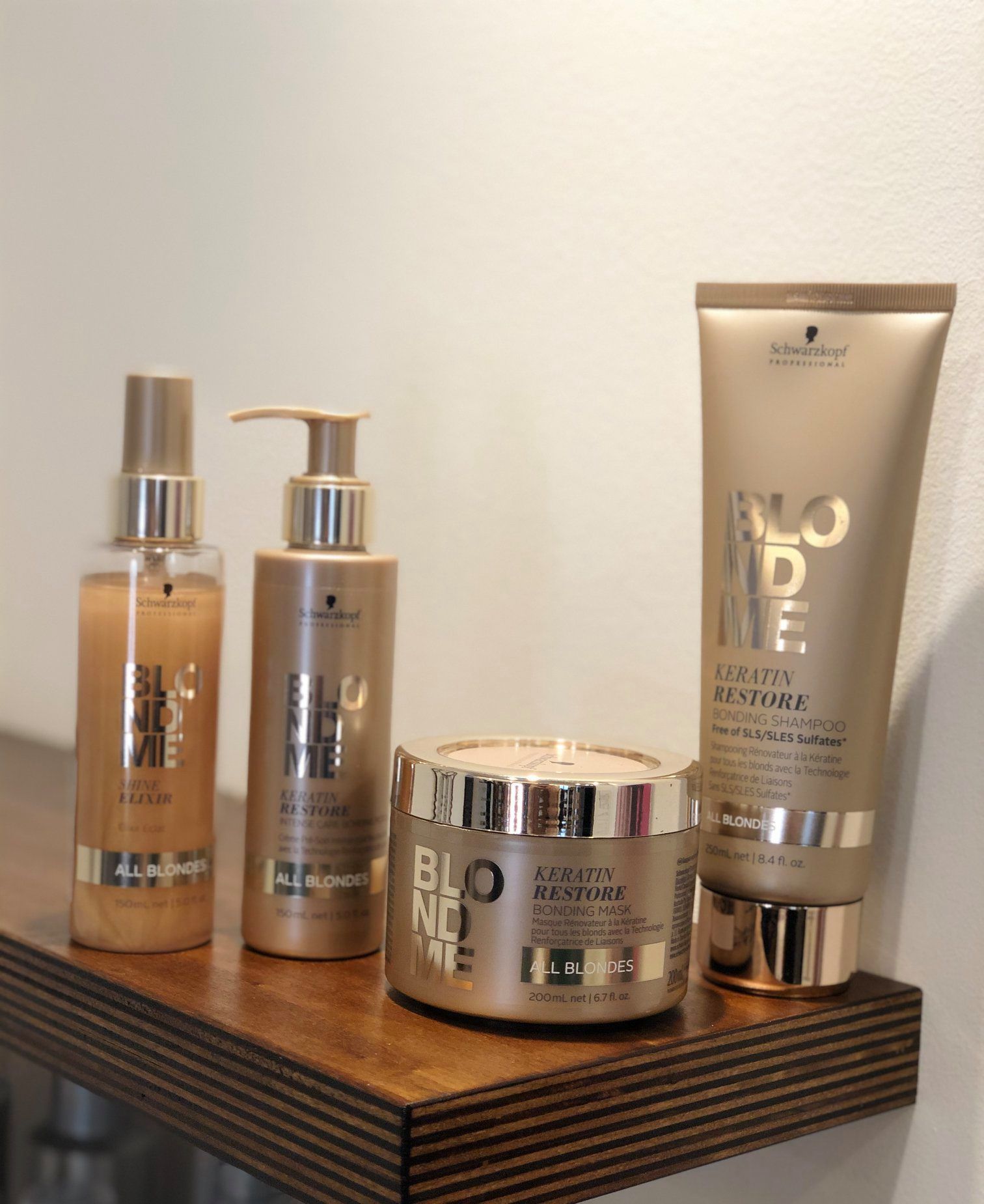 Uno scaffale con prodotti per capelli 