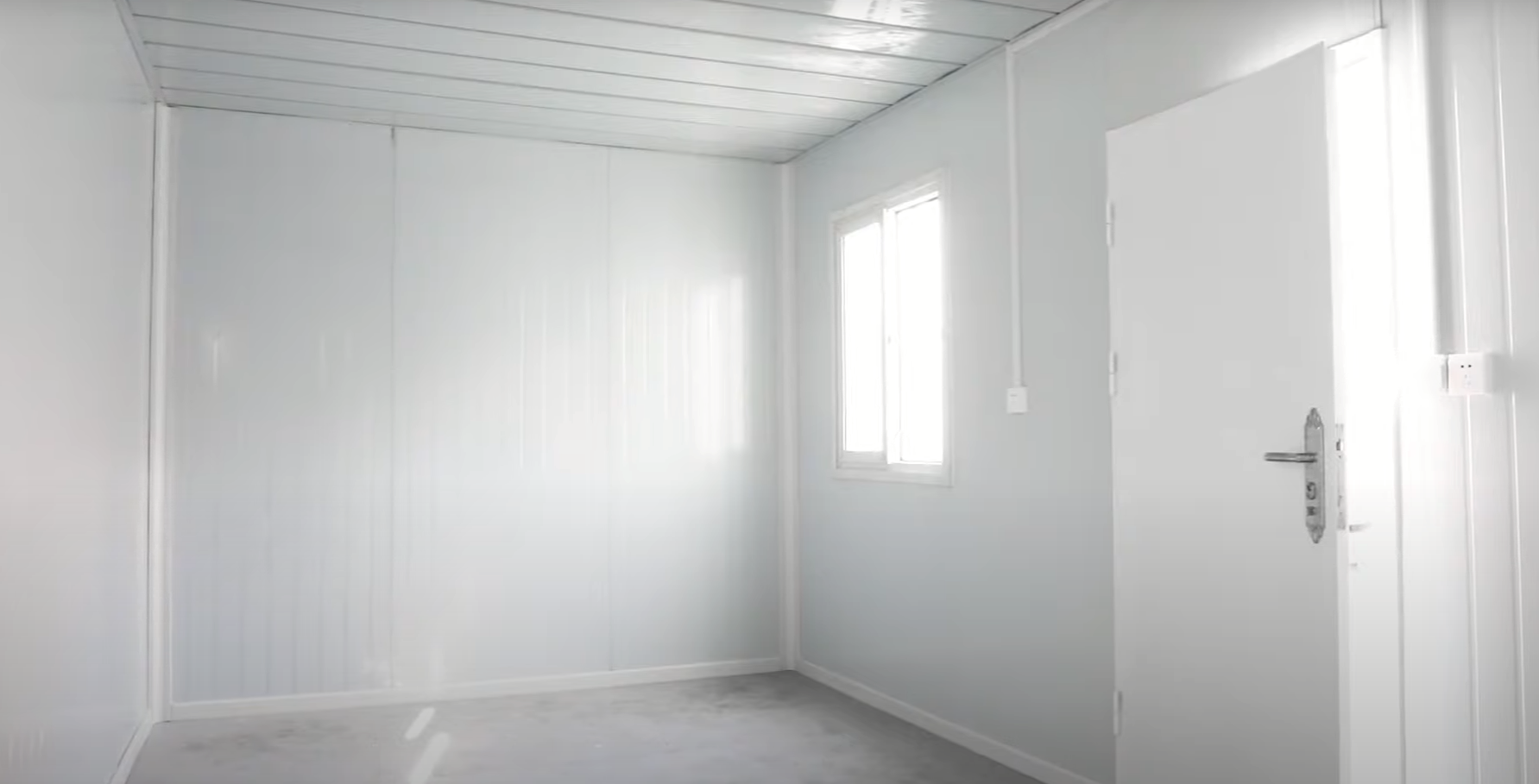 Detachable Container Houses: Modern, Versatile, and Cost-Effective Living Solutions An empty room with white walls and a white door.