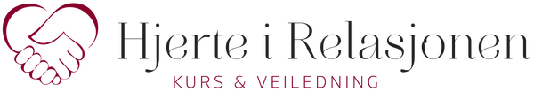 Logo for «Hjerte i Relasjonen – Kurs & Veiledning» med et hjerte og et håndtrykk i strekstil, i rosa og grått.