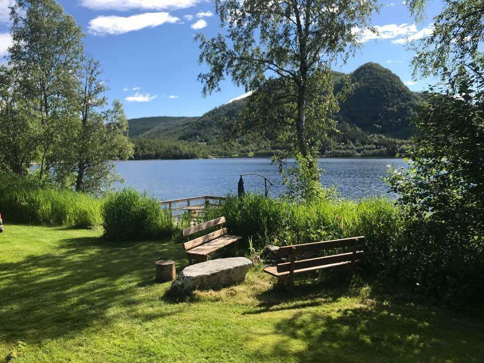 Barn og trygg voksen i naturen ved Almotunet