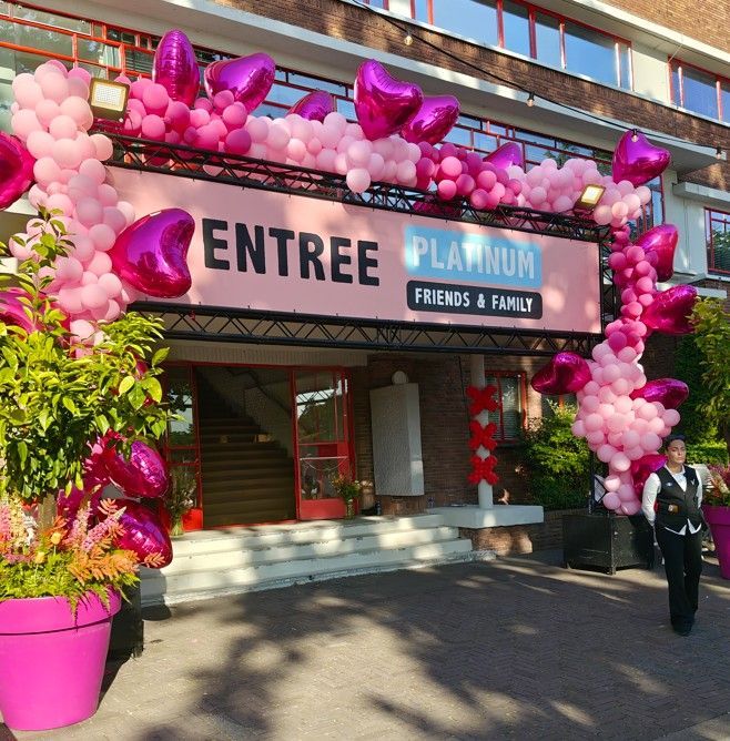 De ingang is versierd met roze ballonnen voor een evenement. Amsterdam Olympisch stadion - Amsterdamse Zomers