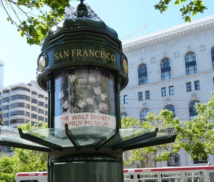 Groen straatnaambord van San Francisco, met reclame voor het Walt Disney Family Museum.