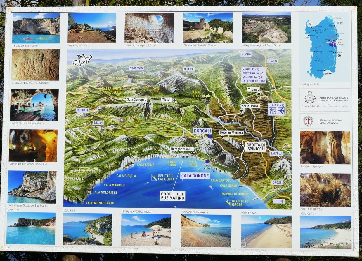 Kaart van een kustgebied met omringende foto's van stranden, rotsformaties en grotten.