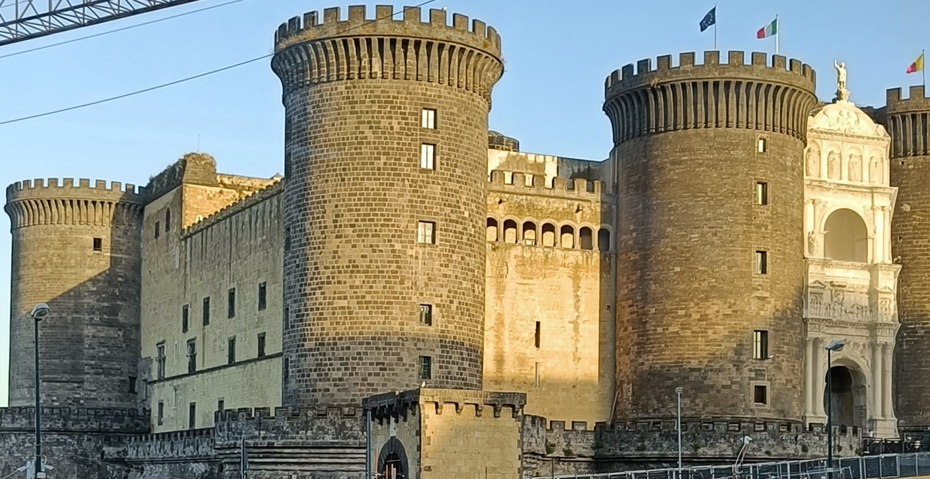 Middeleeuws kasteel in Italië met hoge, ronde torens en een boogvormige ingang.