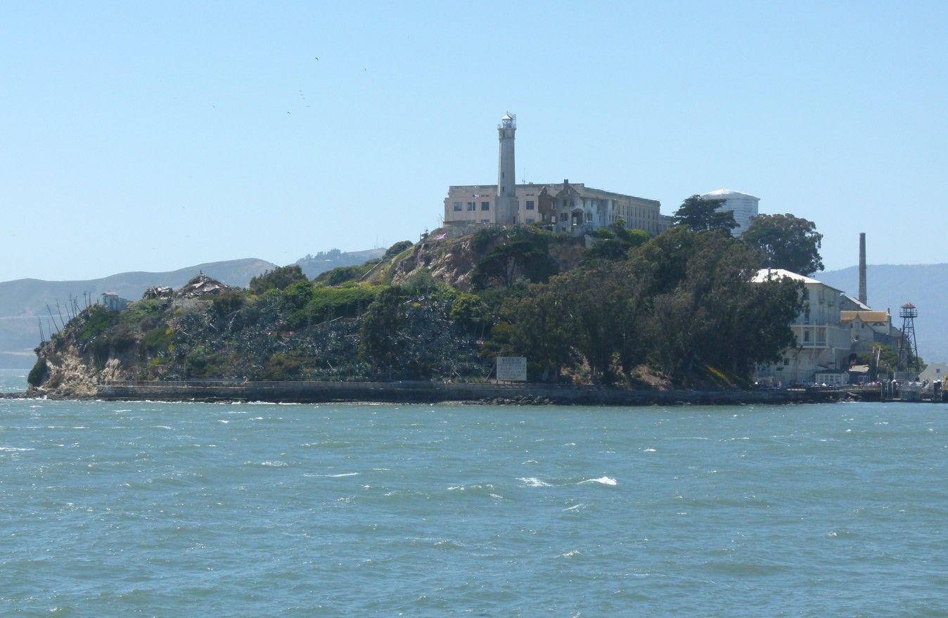 Alcatraz Island met het hoofdgebouw van de gevangenis op het rotsachtig eiland.
