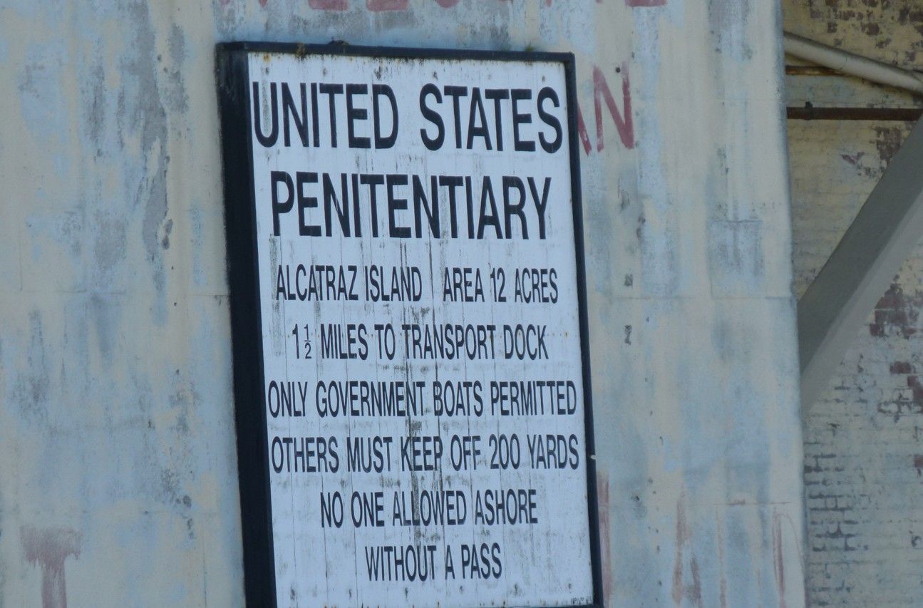 Bord: United States Penitentiary, Alcatraz Island. Tekst bevat informatie over het gebied.