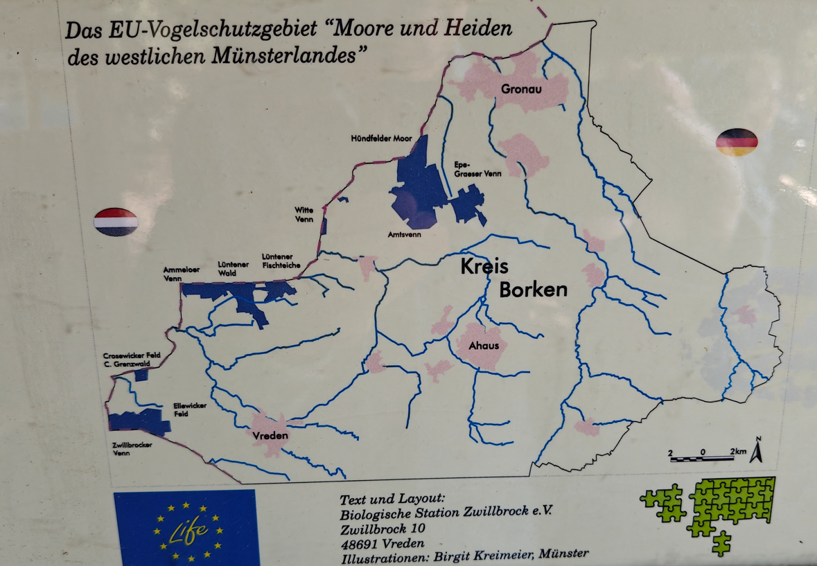 Kaart van een EU-regio met blauwe waterwegen en labels, getiteld in het Duits, die de gemarkeerde gebieden aangeven.