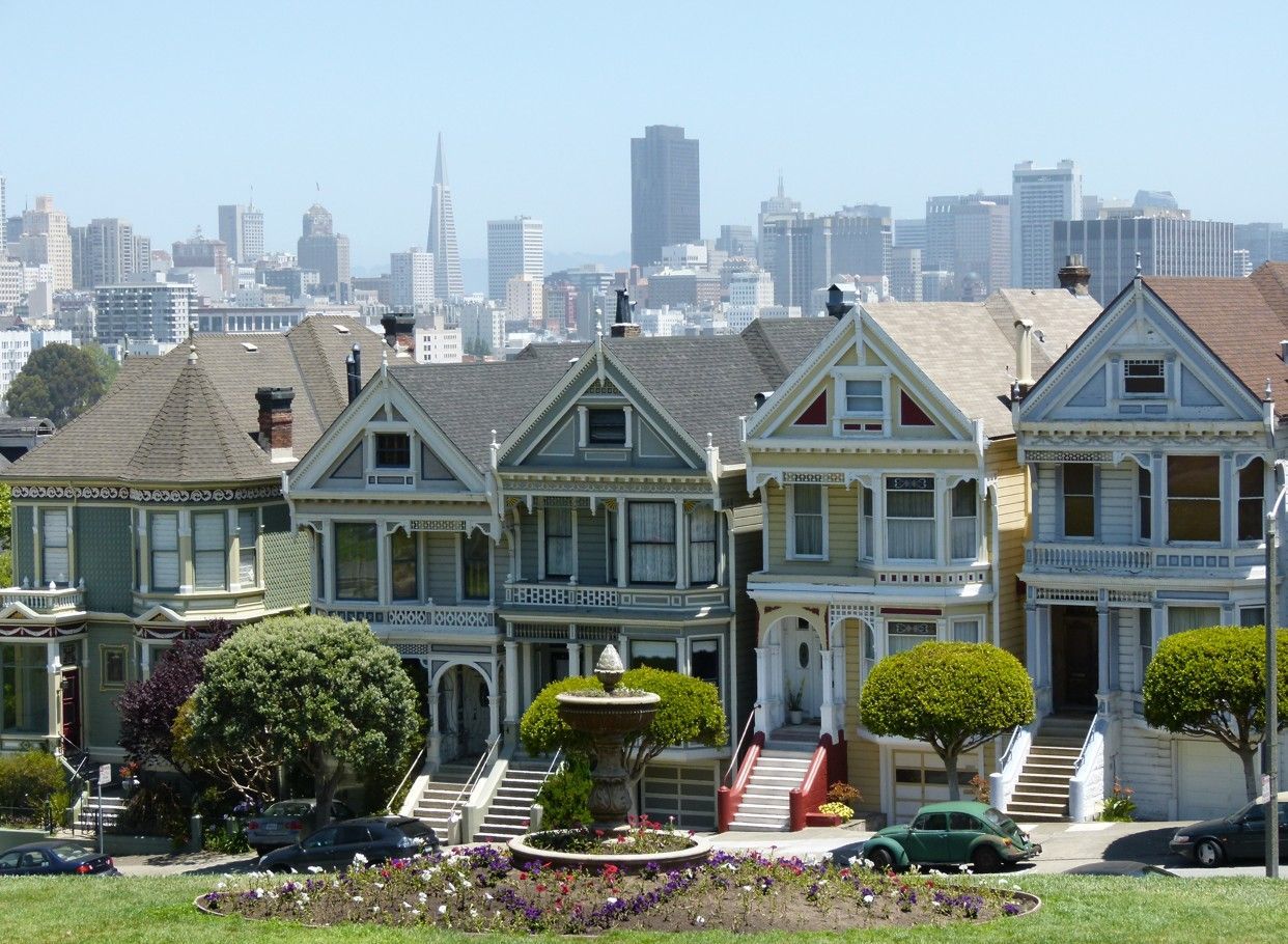 Victoriaanse huizen in San Francisco met de skyline van de stad op de achtergrond.