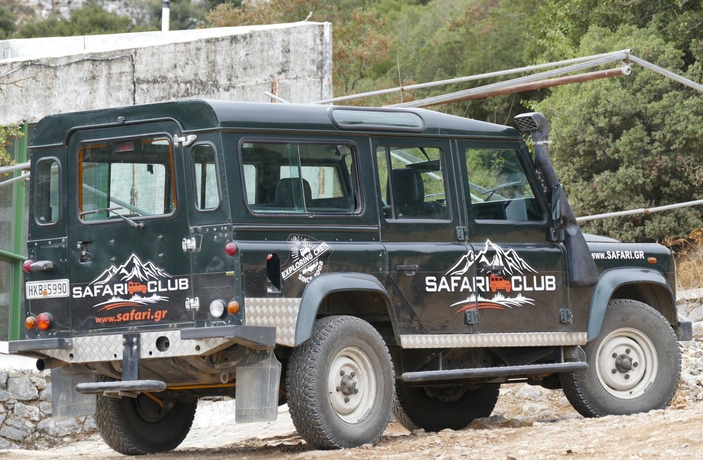 Zwarte Land Rover Defender SUV met 