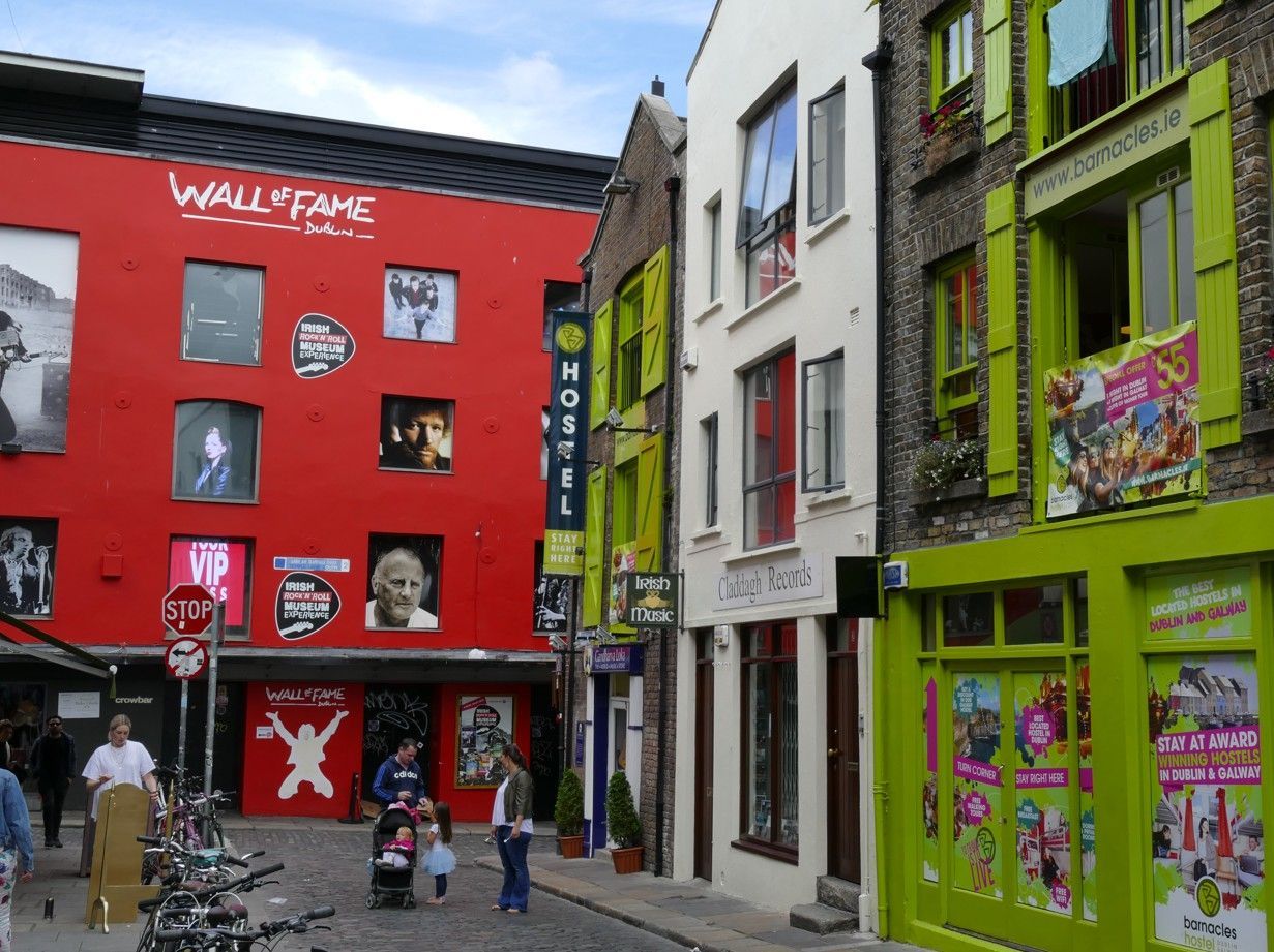 Gebouwen met kleurrijke gevels in een straat in Dublin, Ierland. Een bord met de tekst 