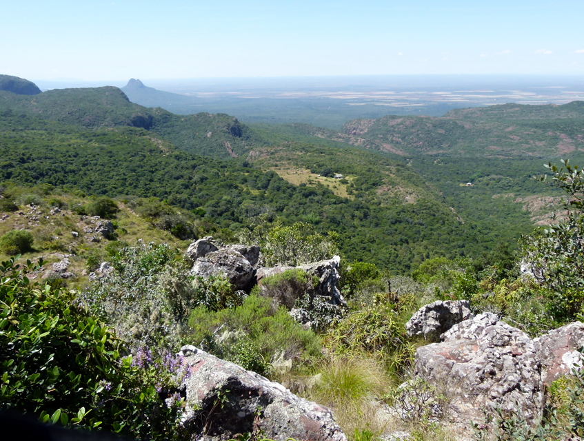 Soutpans gebergte Zuid Afrika -Met uitzicht op een weelderig groene vallei met glooiende heuvels.