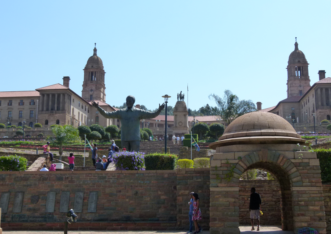 Standbeeld van Nelson Mandela met uitgestrekte armen voor de Union Buildings in Pretoria, Zuid-Afrika.