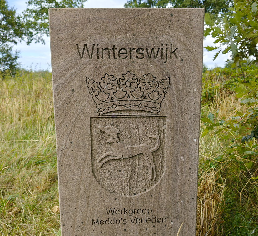 Stenen bord met de tekst
