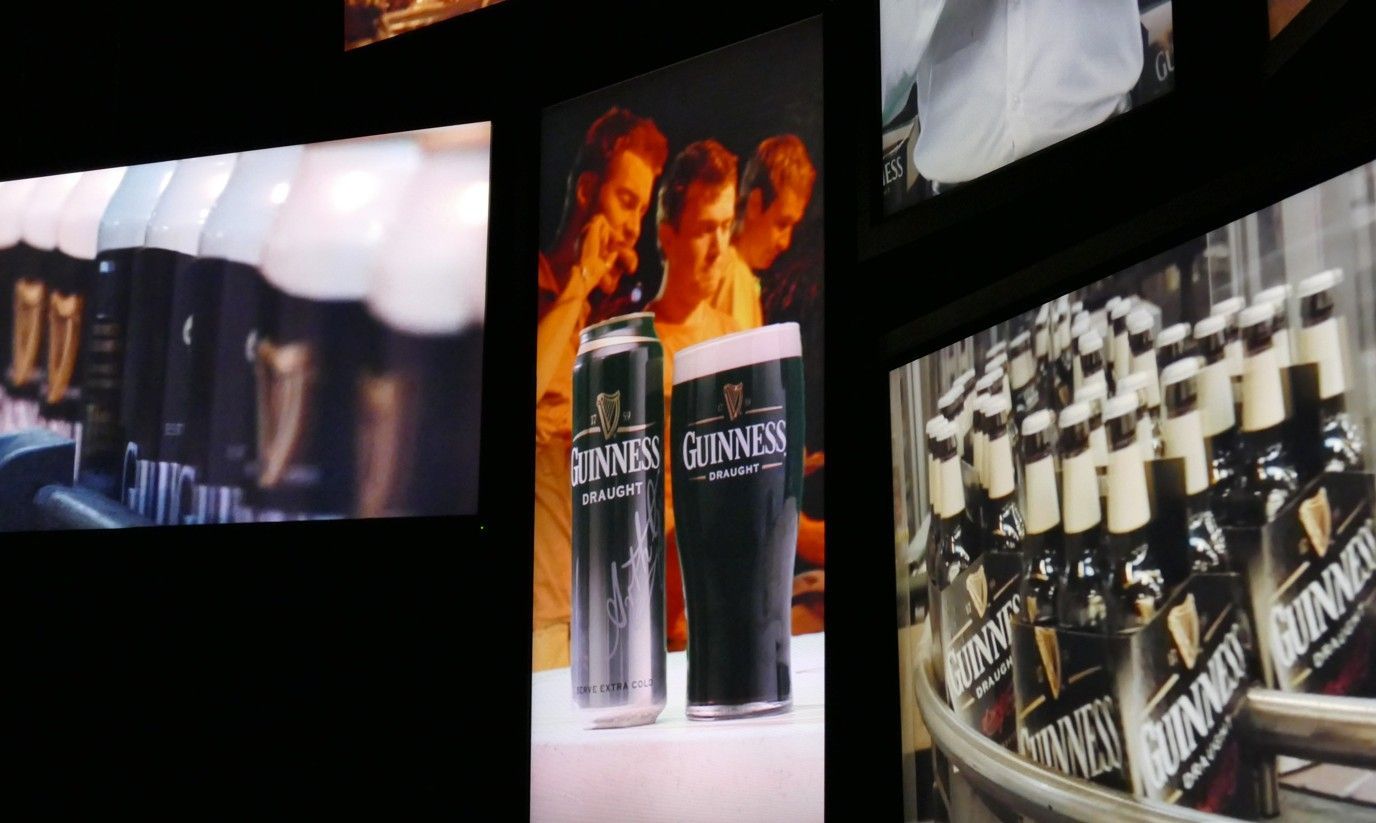 Guinness-bierreclames met tapkranen, blikjes en glazen.