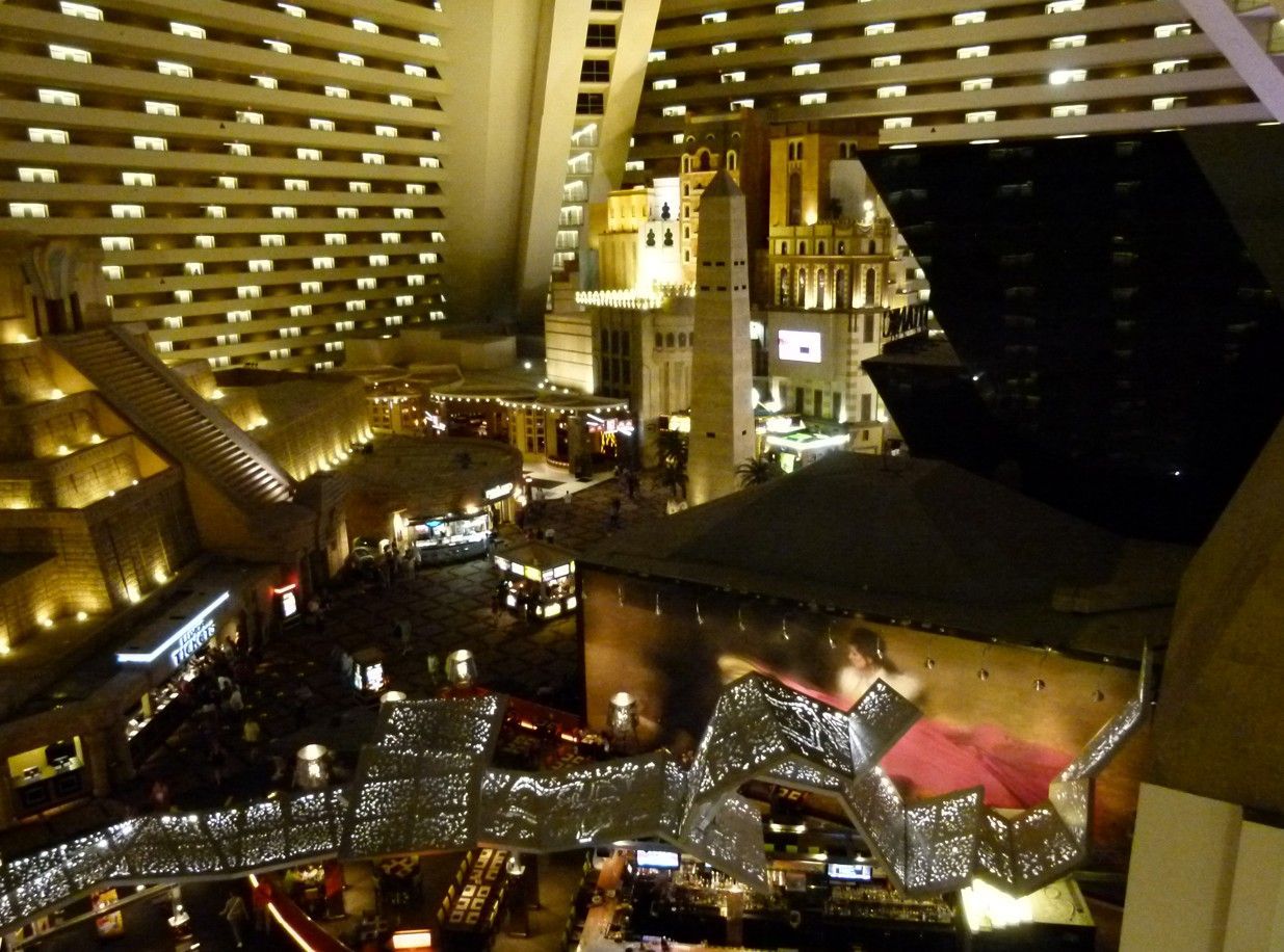 Interieurfoto van het Luxor Hotel in Las Vegas, met meerdere verdiepingen, winkels en wandelpaden.