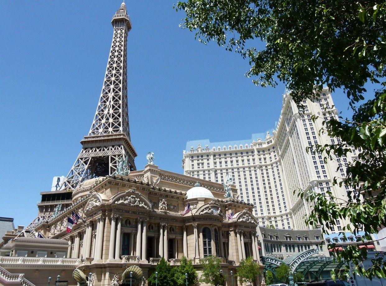 Las Vegas - Een replica van de Eiffeltoren en sierlijke gevels van gebouwen als onderdeel van het Paris Las Vegas hotel.