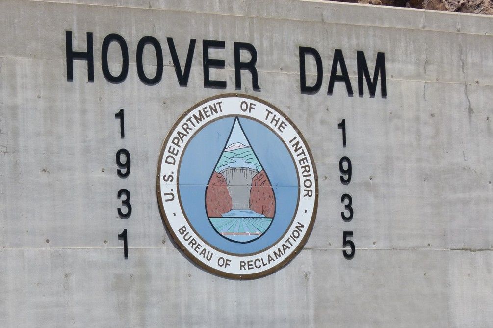 Opschrift op de Hoover Dam: 