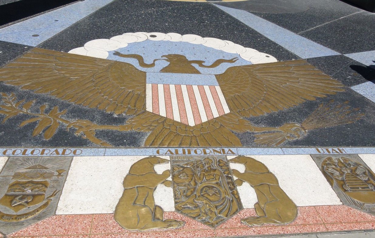 Mozaïek van het Grootzegel van de Verenigde Staten, met een adelaar en schild.   HOOVERDAM
