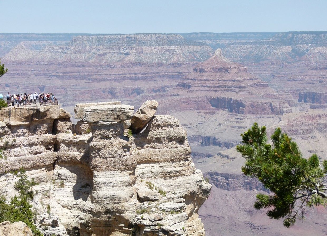 Uitzicht op de Grand Canyon met gelaagde rotsformaties.