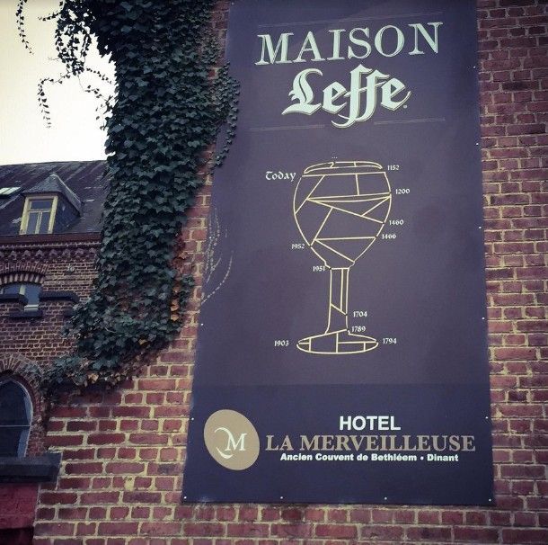 Het Maison Leffe-bord op de bakstenen muur van Maison Leffe in Dinant. Met het logo van Hotel La Merveilleuse.