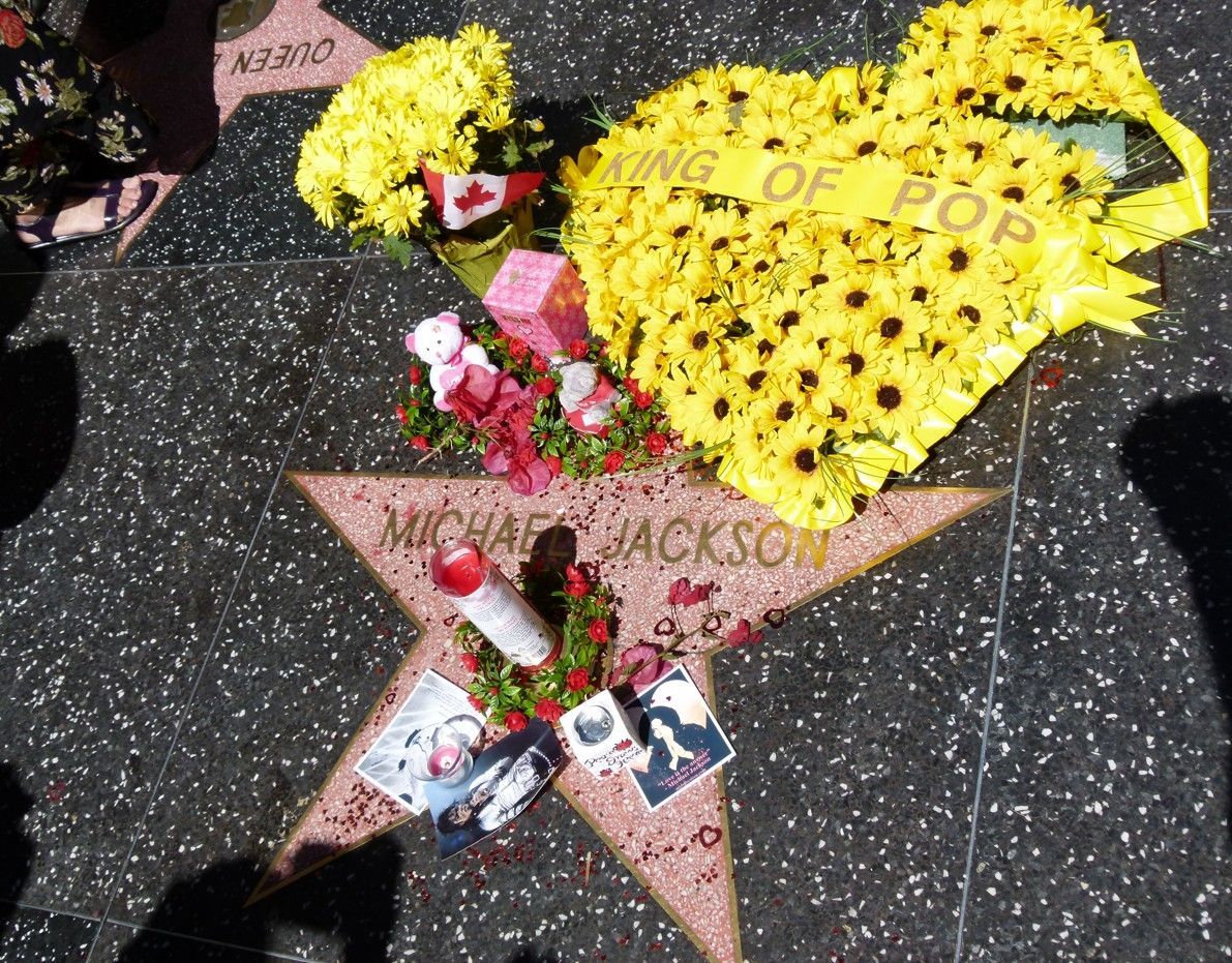 De ster van Michael Jackson op de Hollywood Walk of Fame, versierd met bloemen en cadeaus. Een groot hartvormig bloemstuk .