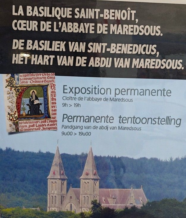 Informatieposter over de basiliek van de abdij van Maredsous en de permanente tentoonstelling.