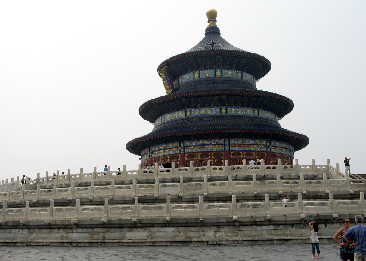 Tempel van de Hemel, Peking, China. Een cirkelvormige structuur met meerdere verdiepingen en een blauw dak, gebouwd op een platform van witte steen.