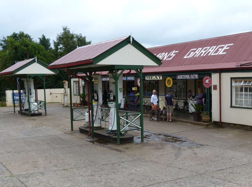 Pelgrims Nest - Zuid Afrika - Tankstation met groen-witte luifels, een rood dak.