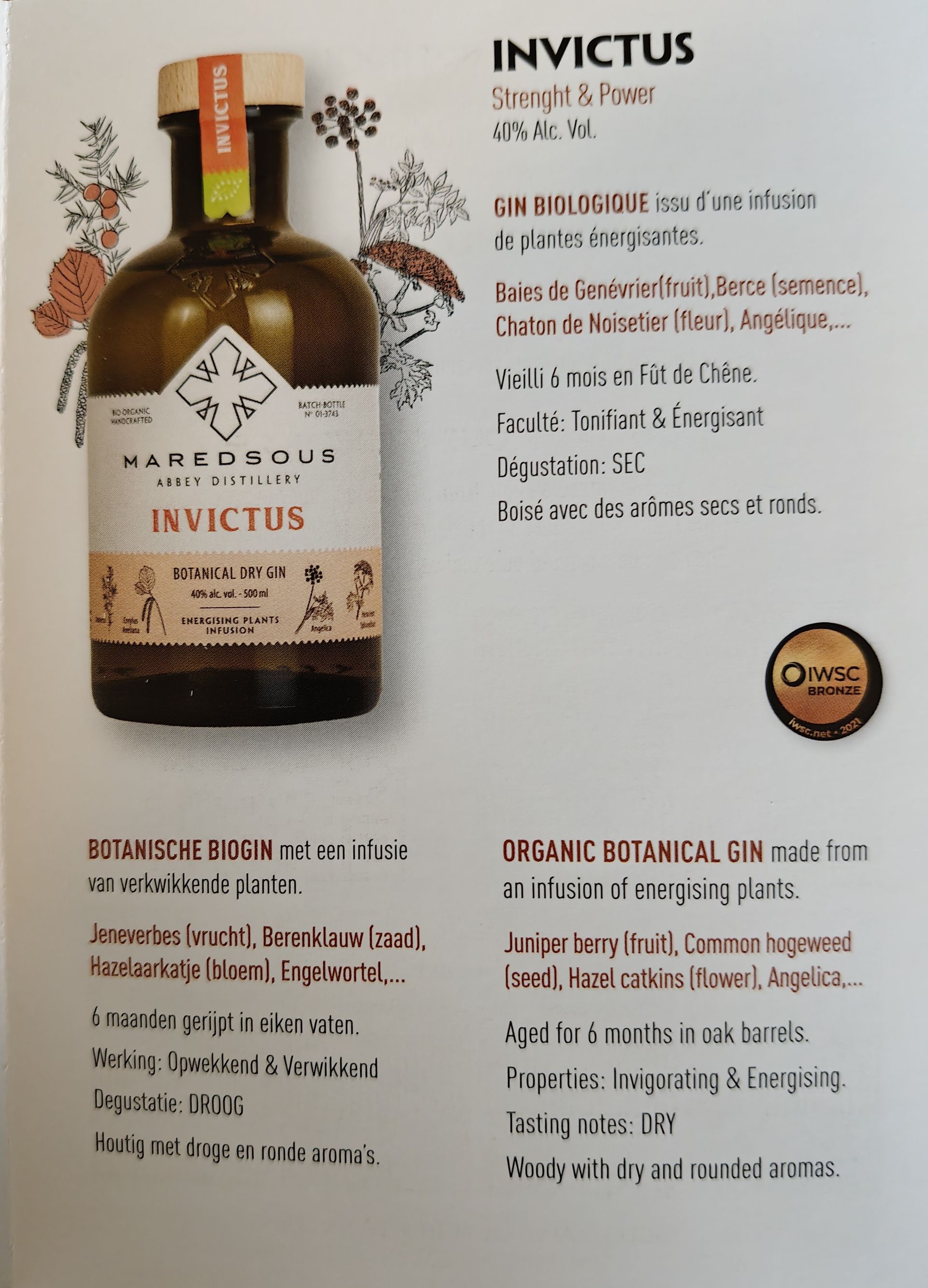 Een fles Invictus botanical gin met gedetailleerde productinformatie, ingrediënten en merktekst op een witte achtergrond.