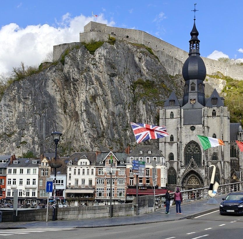 De collegiale kerk van Onze-Lieve-Vrouw in Dinant, België, staat onder een klif en een citadel.