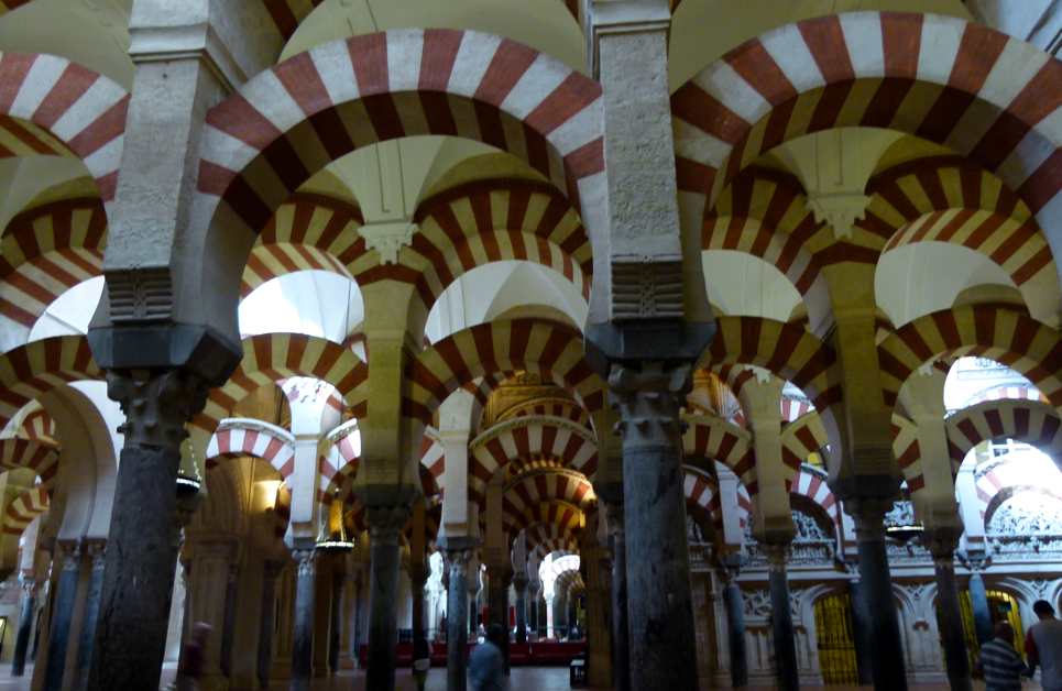 Rijen gestreepte rood-witte bogen in de Mezquita-kathedraal van Córdoba, Spanje.