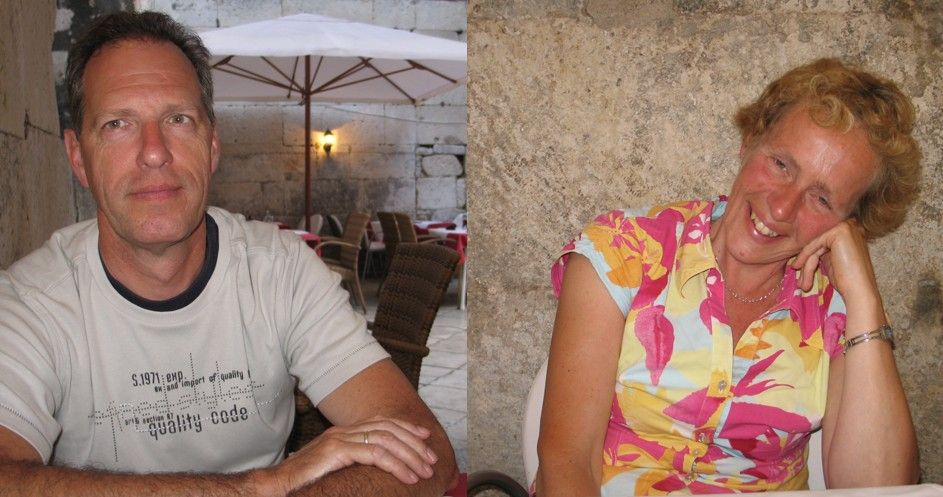 Man in gestreept shirt, vrouw in top met bloemenprint. Beiden glimlachen.