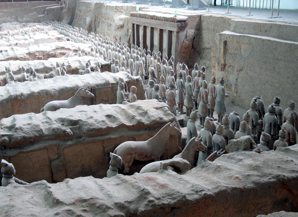 Soldaten en paarden van het Terracotta Leger in een opgegraven put, Xi'an, China.