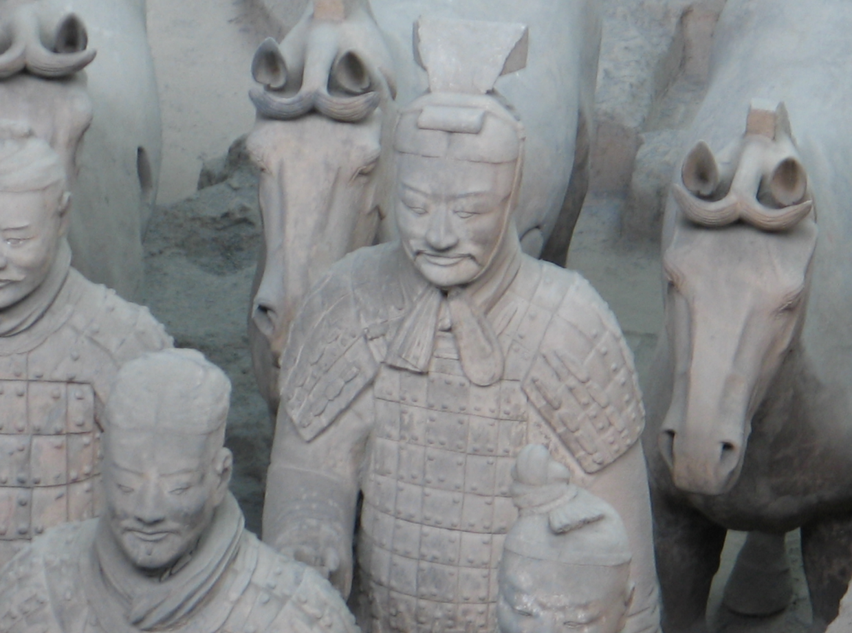 Terracotta krijgers te paard; oude Chinese soldaten; grijze, buitenomgeving.